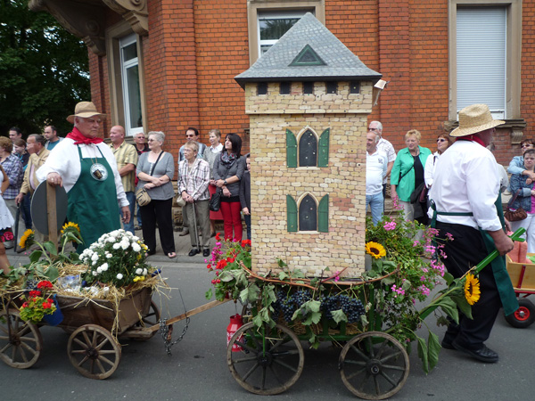 P1020780-Winzerfestumzug-2013-Nagelturm-1992-(002)